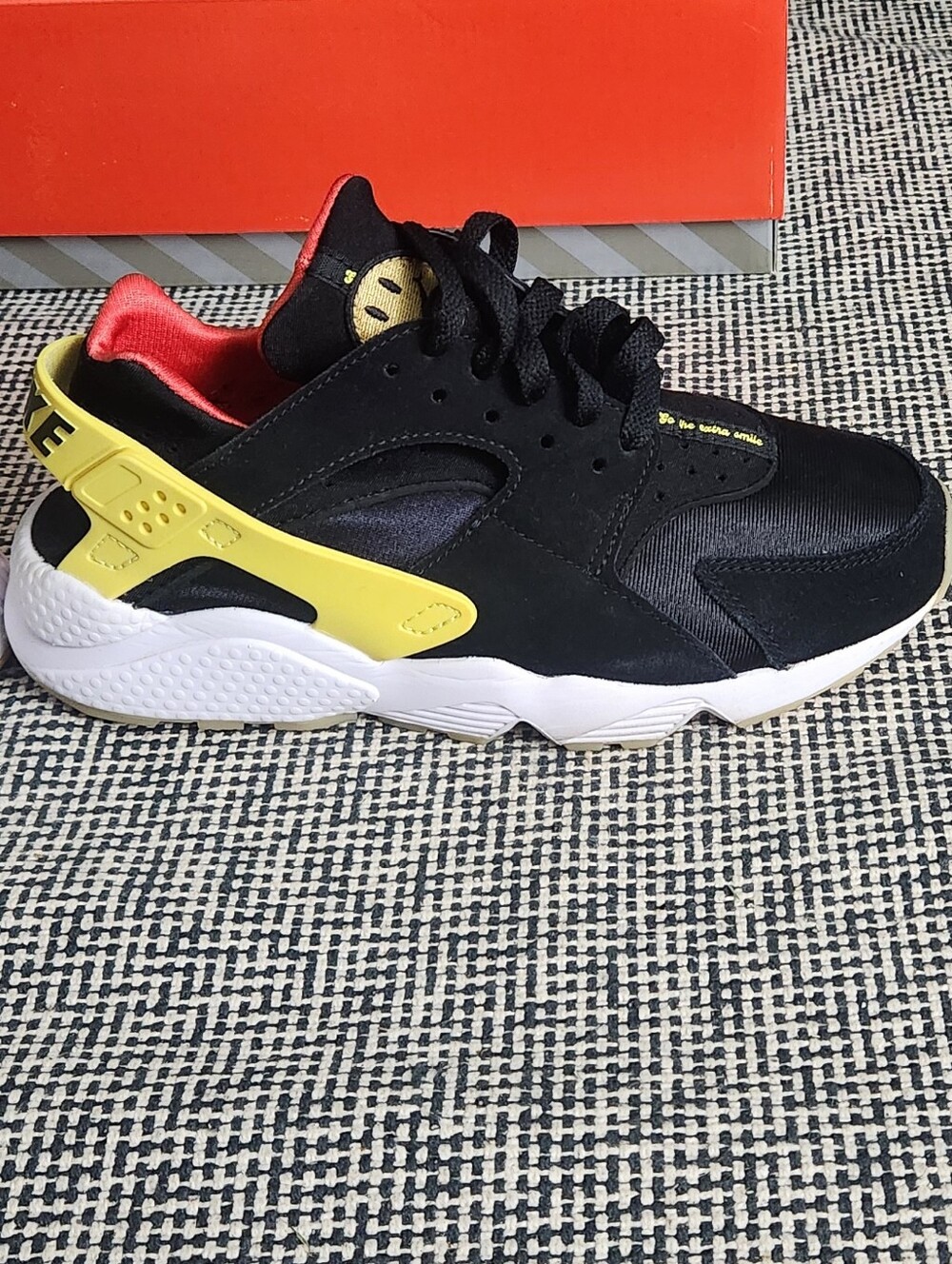 Nike Air Huarache Smiley Face Sneakers Women’s US 8 - Picture 8 of 10